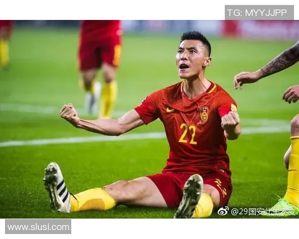 足球明星双手叉腰展现自信风采的精彩瞬间与背后故事