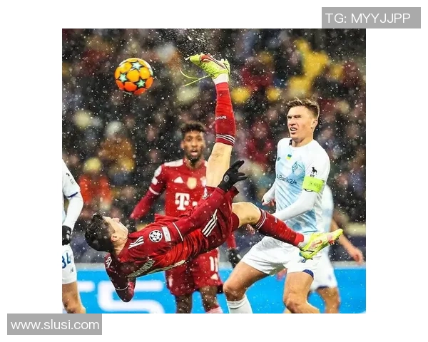 足球明星在比赛中绑鞋带的高清图片展示与背后的故事解析